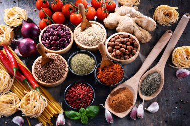 Masada çeşitli organik gıda ürünleri var..