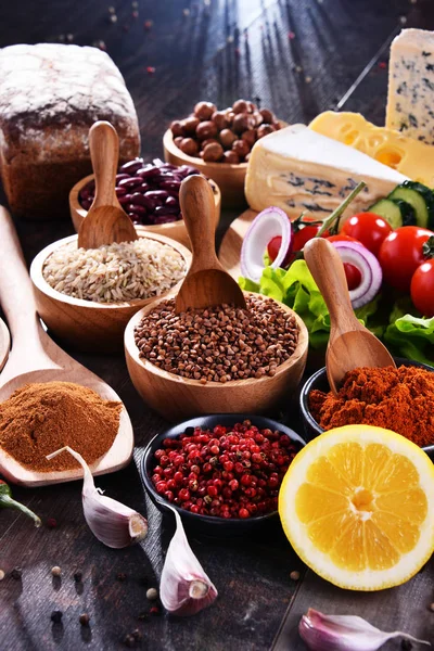 Masada çeşitli organik gıda ürünleri var..