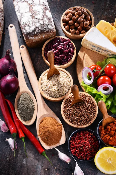 Masada çeşitli organik gıda ürünleri var..