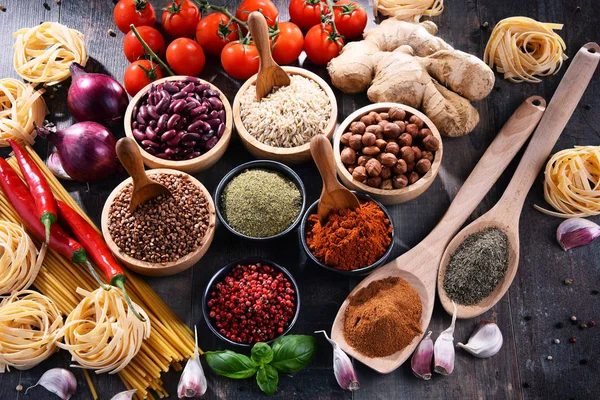 Masada çeşitli organik gıda ürünleri var..