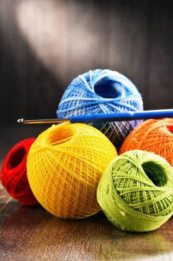 Tığ ve ahşap masa kancaya için renkli iplik.