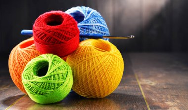 Tığ ve ahşap masa kancaya için renkli iplik.