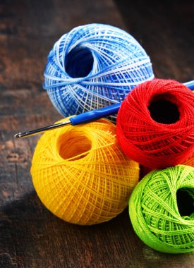 Tığ ve ahşap masa kancaya için renkli iplik.