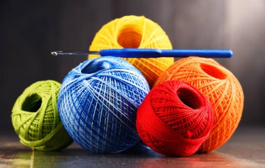 Tığ ve ahşap masa kancaya için renkli iplik.