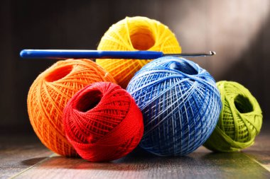 Tığ ve ahşap masa kancaya için renkli iplik.