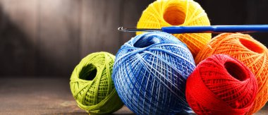 Tığ ve ahşap masa kancaya için renkli iplik.