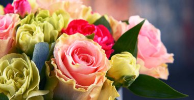 Gül buket ile kompozisyon.