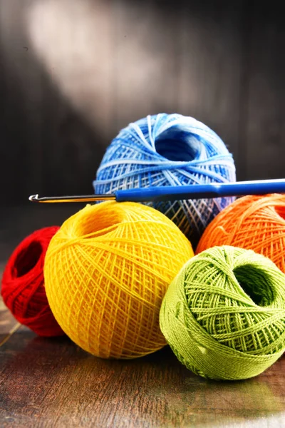 Tığ ve ahşap masa kancaya için renkli iplik.