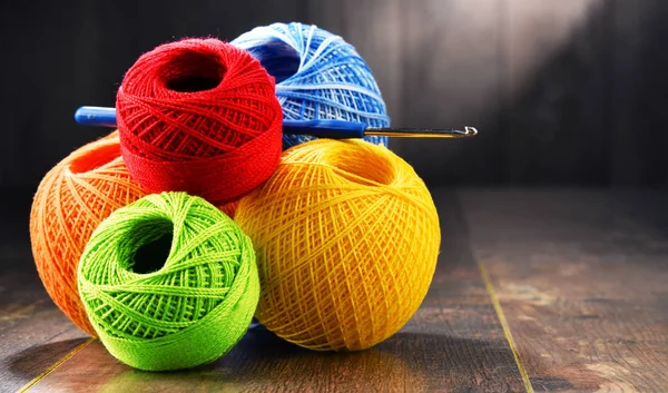 Tığ ve ahşap masa kancaya için renkli iplik.