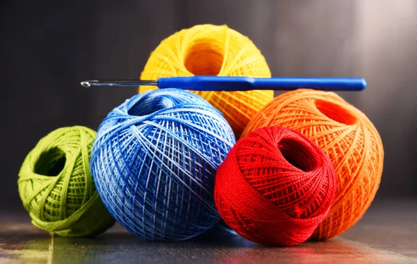 Tığ ve ahşap masa kancaya için renkli iplik.