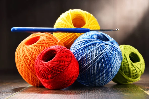 Tığ ve ahşap masa kancaya için renkli iplik.