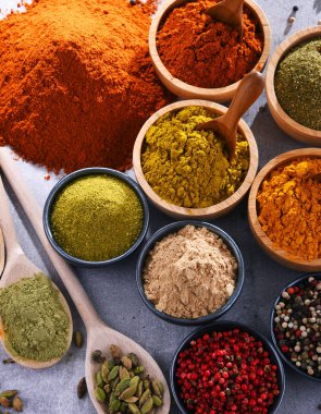 Baharat mutfak masasının üzerinde çeşitli.