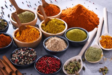 Baharat mutfak masasının üzerinde çeşitli.