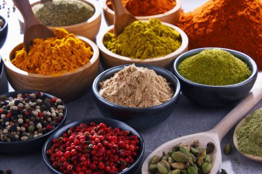 Baharat mutfak masasının üzerinde çeşitli.