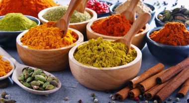 Baharat mutfak masasının üzerinde çeşitli.