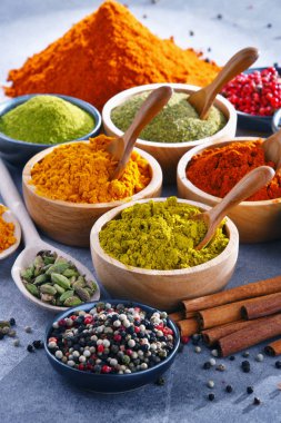 Baharat mutfak masasının üzerinde çeşitli.