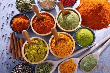 Baharat mutfak masasının üzerinde çeşitli.