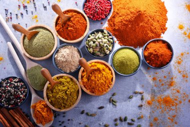 Baharat mutfak masasının üzerinde çeşitli.