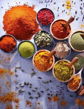 Baharat mutfak masasının üzerinde çeşitli.