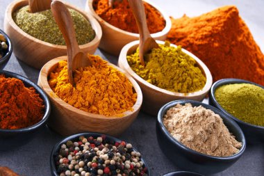 Baharat mutfak masasının üzerinde çeşitli.