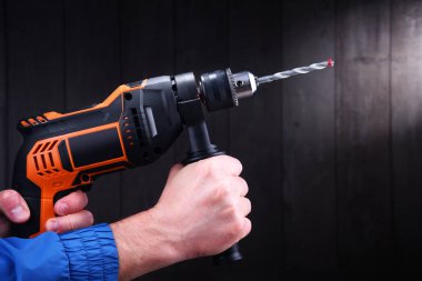 Erkek eller matkabı tutuyor.. 