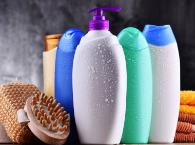 Plastik şişeler dolusu vücut bakımı ve güzellik ürünleri..