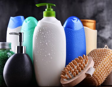 Plastik şişeler dolusu vücut bakımı ve güzellik ürünleri..