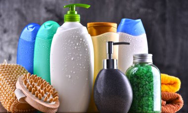 Plastik şişeler dolusu vücut bakımı ve güzellik ürünleri..