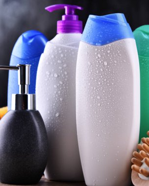 Plastik şişeler dolusu vücut bakımı ve güzellik ürünleri..