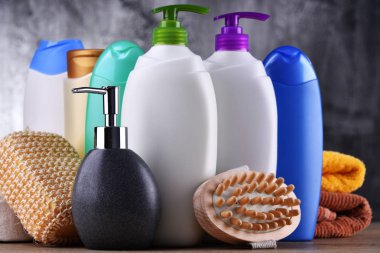 Plastik şişeler dolusu vücut bakımı ve güzellik ürünleri..