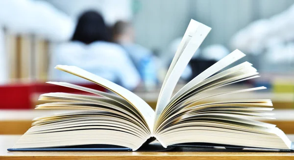 Livros Deitados Sobre Mesa Biblioteca Pública — Fotografia de Stock