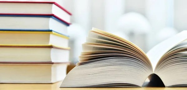 Libros Sobre Mesa Biblioteca Pública —  Fotos de Stock