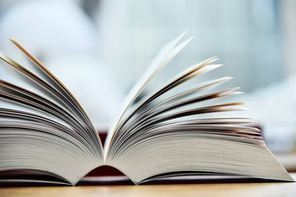 Libros Sobre Mesa Biblioteca Pública — Foto de Stock