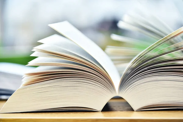 Libros Sobre Mesa Biblioteca Pública — Foto de Stock