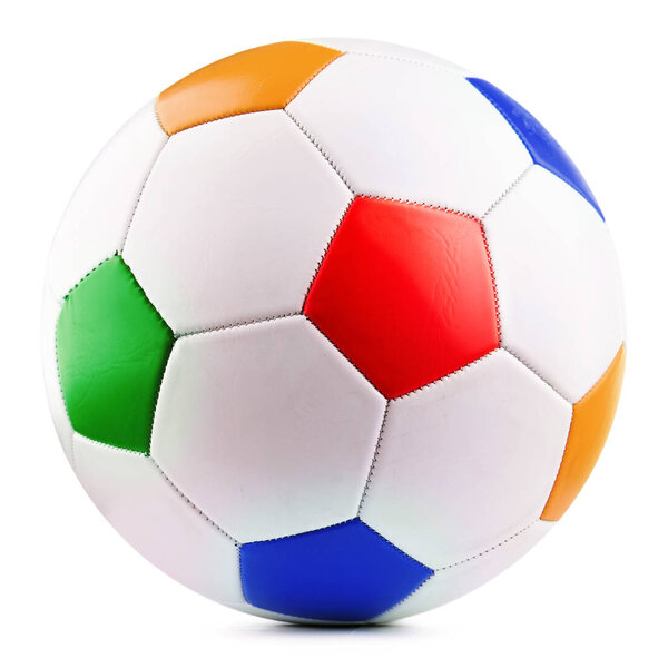 Кожаный футбольный мяч на белом фоне.