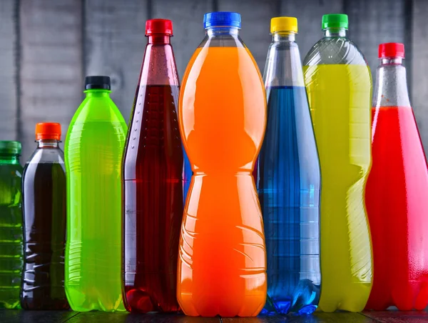 Plastic Flessen Van Diverse Koolzuurhoudende Frisdranken Verschillende Kleuren — Stockfoto