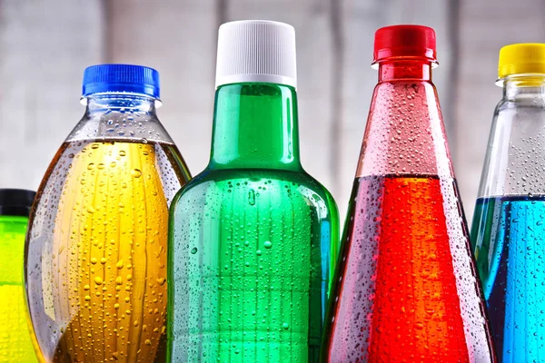 Пластикові пляшки газованих безалкогольних напоїв — стокове фото