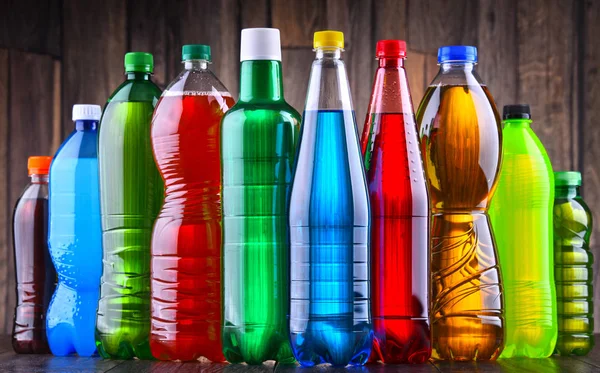 Plastflaskor Diverse Kolsyrade Läskedrycker Olika Färger — Stockfoto