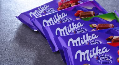 Poznan, Pol - 15 Haziran 2018: Milka çikolata, 1825 ve 1990 Mondelez Int. (eski adıyla Kraft Foods tarafından üretilen bu yana İsviçre kökenli çikolata Konfeksiyon bir marka) 