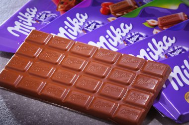 Poznan, Pol - 15 Haziran 2018: Milka çikolata, 1825 ve 1990 Mondelez Int. (eski adıyla Kraft Foods tarafından üretilen bu yana İsviçre kökenli çikolata Konfeksiyon bir marka) 