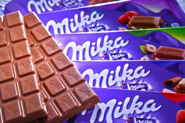 Poznan, Pol - 15 Haziran 2018: Milka çikolata, 1825 ve 1990 Mondelez Int. (eski adıyla Kraft Foods tarafından üretilen bu yana İsviçre kökenli çikolata Konfeksiyon bir marka) 