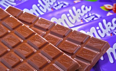 Poznan, Pol - 15 Haziran 2018: Milka çikolata, 1825 ve 1990 Mondelez Int. (eski adıyla Kraft Foods tarafından üretilen bu yana İsviçre kökenli çikolata Konfeksiyon bir marka) 