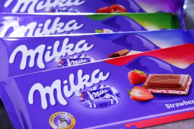 Poznan, Pol - 15 Haziran 2018: Milka çikolata, 1825 ve 1990 Mondelez Int. (eski adıyla Kraft Foods tarafından üretilen bu yana İsviçre kökenli çikolata Konfeksiyon bir marka) 