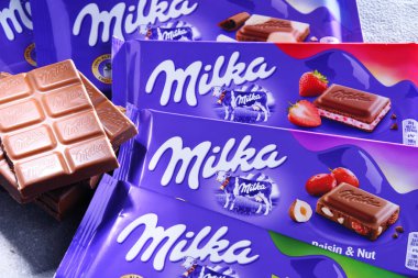 Poznan, Pol - 15 Haziran 2018: Milka çikolata, 1825 ve 1990 Mondelez Int. (eski adıyla Kraft Foods tarafından üretilen bu yana İsviçre kökenli çikolata Konfeksiyon bir marka) 