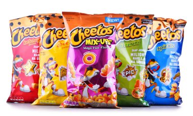 Poznan, Polonya - 15 Haziran 2018: Cips paketleri, peynir aromalı bir marka Frito-Lay, Pepsico iştiraki yapılan mısır unu aperatifler kabarık.