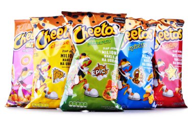 Poznan, Polonya - 15 Haziran 2018: Cips paketleri, peynir aromalı bir marka Frito-Lay, Pepsico iştiraki yapılan mısır unu aperatifler kabarık.
