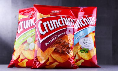 Poznan, Pol - 15 Haziran 2018: Paketler, Crunchips, patates cipsi Lorenz Snack-dünya, bir Neu-Isenburg'daki 1999 yılında kurulan bir Alman gıda şirketi tarafından üretilen bir marka