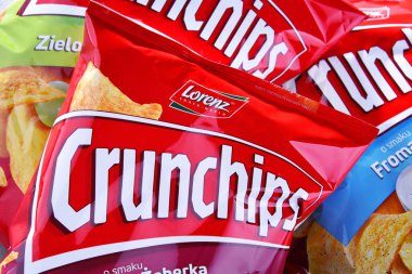 Poznan, Pol - 15 Haziran 2018: Paketler, Crunchips, patates cipsi Lorenz Snack-dünya, bir Neu-Isenburg'daki 1999 yılında kurulan bir Alman gıda şirketi tarafından üretilen bir marka