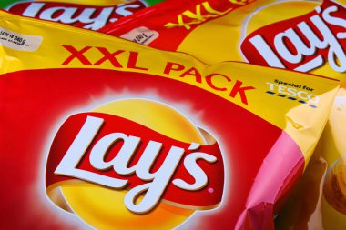 Poznan, Polonya - 15 Haziran 2018: Paketler, Lay'nın patates cipsi, 1932 yılında kurulan ve Pepsico tarafından 1965'ten beri sahip olduğu popüler Amerikan markası.