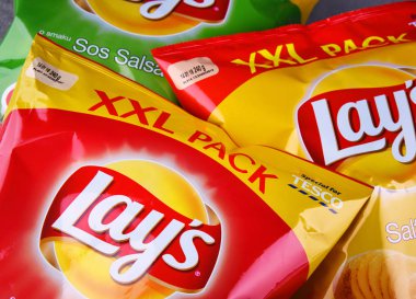 Poznan, Polonya - 15 Haziran 2018: Paketler, Lay'nın patates cipsi, 1932 yılında kurulan ve Pepsico tarafından 1965'ten beri sahip olduğu popüler Amerikan markası.
